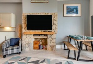 TV - Ocean view, 3 bed Apartment, Sea view, steps away from the beach.  (Swanage)