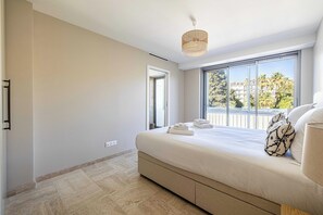 1 bedroom, desk, iron/ironing board, travel cot - Bright Apartment with Sea View (Cannes)