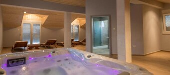 Six Bedroom Holiday House With Pool