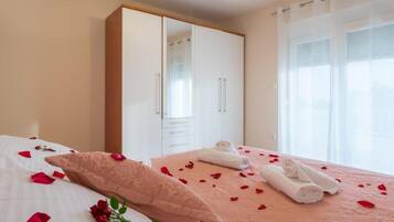 Een strijkplank/strijkijzer, reisbedje, gratis wifi