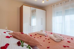 Iron/ironing board, travel cot, free WiFi