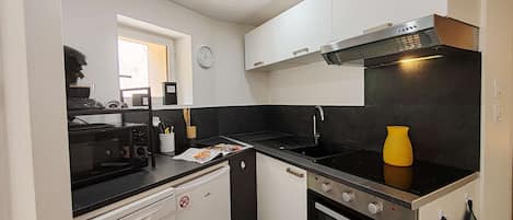 Coffee/tea maker, fridge, microwave, oven