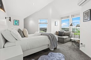 Iron/ironing board, free WiFi - Charming 2BR Home Near City & Bay by Zodiak Stays (Auckland)