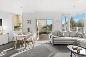 In-room dining - Charming 2BR Home Near City & Bay by Zodiak Stays (Auckland)
