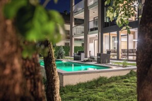 Una piscina al aire libre