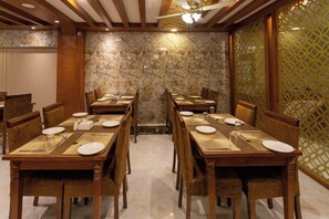 Sarapan prasmanan setiap hari (USD 5 per orang)