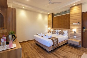 Deluxe tweepersoonskamer, balkon, uitzicht op bergen | Een bureau, een laptopwerkplek, gratis wifi