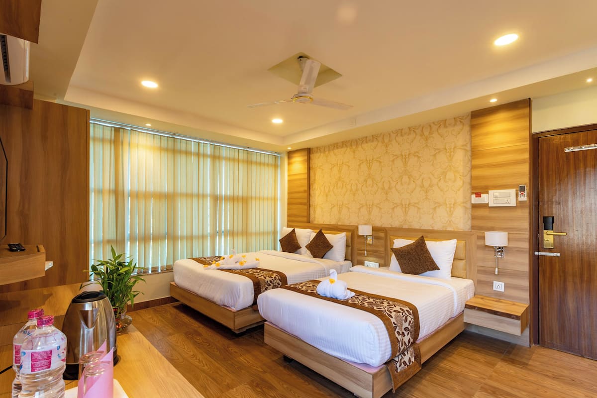 Deluxe driepersoonskamer, balkon, uitzicht op bergen | Een bureau, een laptopwerkplek, gratis wifi