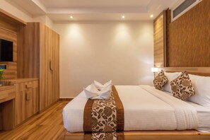 Habitación doble Deluxe, balcón, vista a la montaña | Escritorio, espacio para trabajar con laptop y wifi gratis 