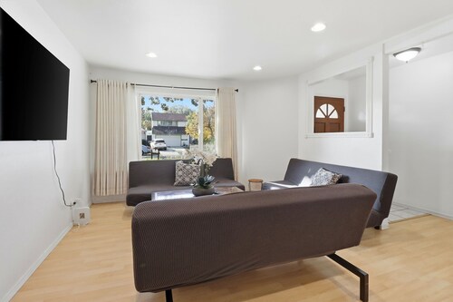 Spacious 3BR/2BA home in the Heart of SJ. Free wifi/washer/ dryer/AC/parking