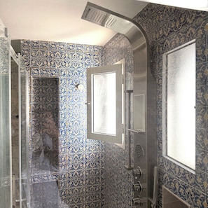 Secadora de cabello, bidet, toallas, jabón 