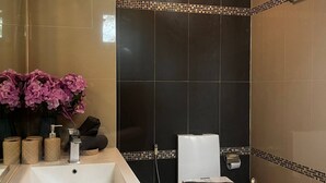 Room, 2 Bedrooms, Accessible, Balcony | Bathroom - Room-condo 2 Bedrooms 2 Bathrooms 100 wa (Pattaya)