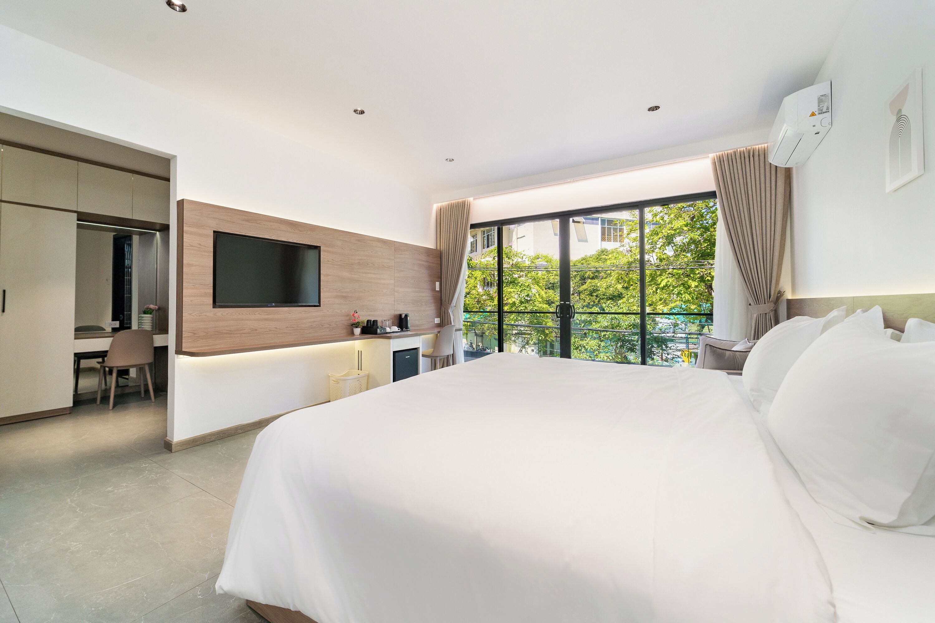 Iron/ironing board, WiFi, bed sheets