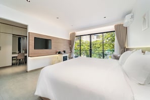 Tabla de planchar con plancha, wifi, ropa de cama