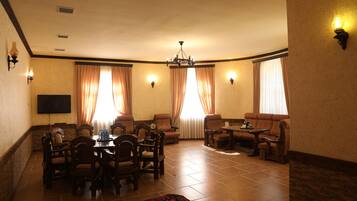 Suite, Balcony, Garden View | In-room safe, desk, soundproofing, free WiFi