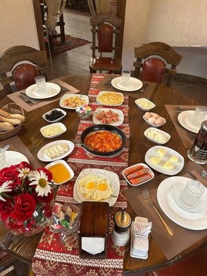 Desayuno de cocina local incluido todos los días