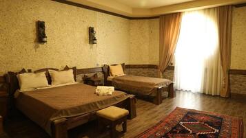 Caja de seguridad en la habitación y escritorio