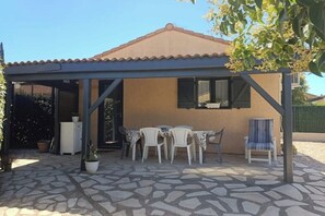 Outdoor dining - 🌴 Cocooning Holiday Home - Sunny & Ideally Placed! ☀️🏖️ (Valras-Plage)