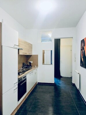 Apartamento básico | Cozinha privada | Geladeira, fogão, cooktop, talheres/pratos/utensílios de cozinha