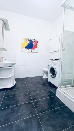 Basic Apartment | Bathroom - Comfy 3BR Apt for Groups Near Park (Vienna)