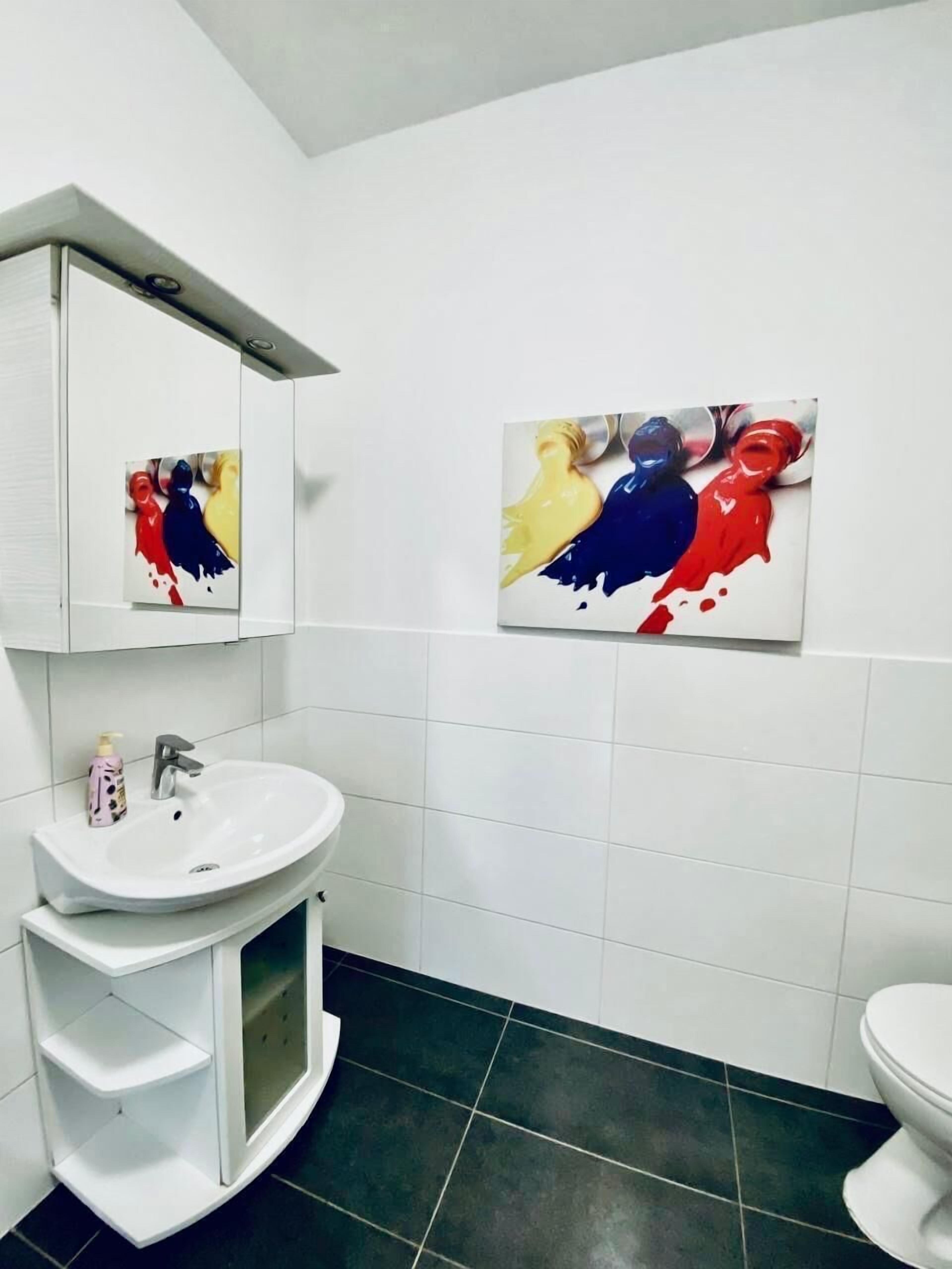 Basic Apartment | Bathroom | Shower, free toiletries, hair dryer, towels