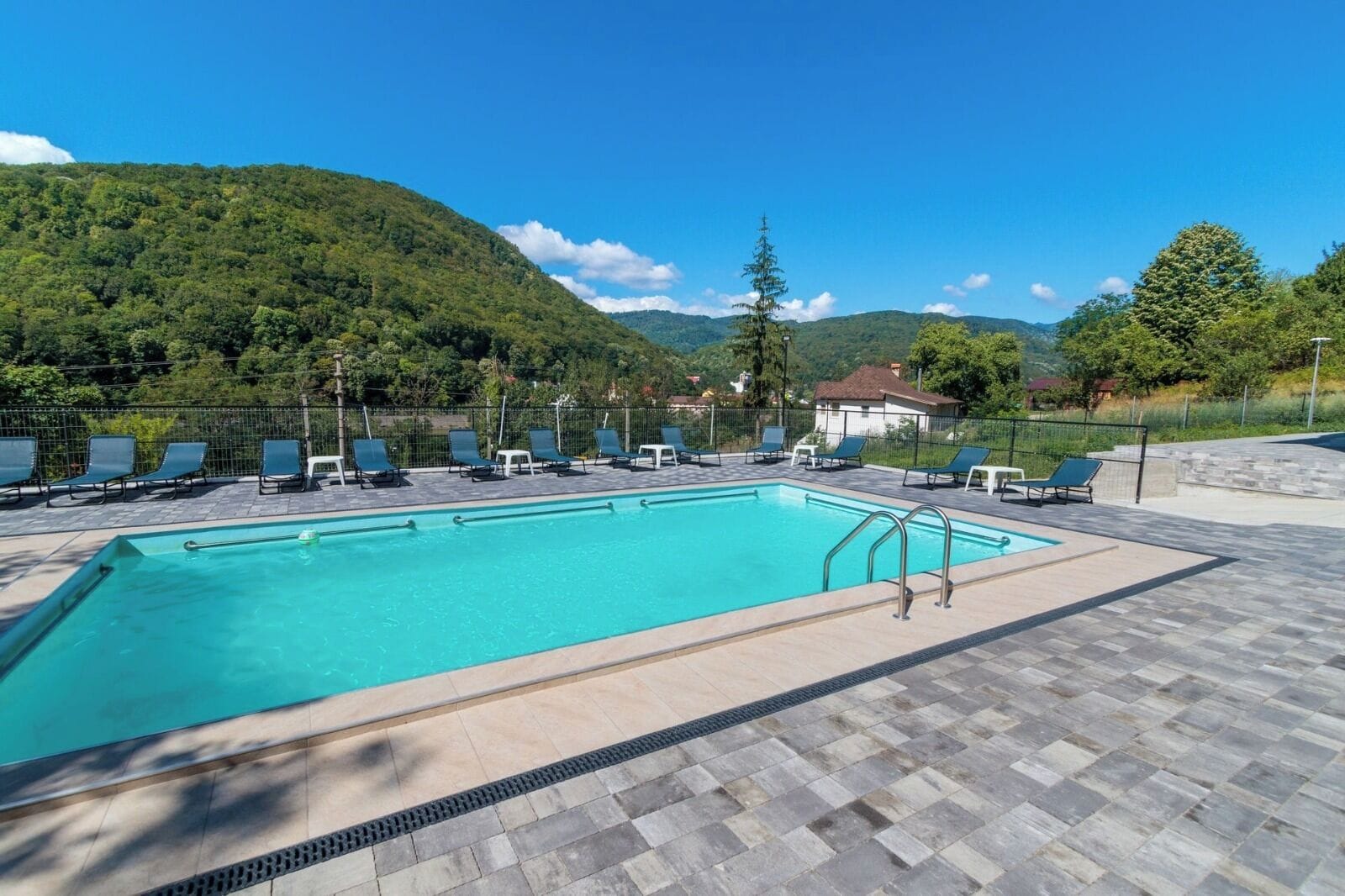 Sesongbasert utendørsbasseng og solsenger