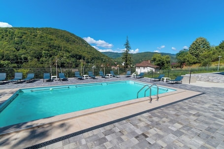 Seasonal outdoor pool, open 10:00 AM to 9:30 PM, sun loungers. VILA CASA BASARAB