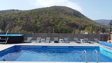 季节性开放的室外游泳池,10:00 至 21:30 开放,日光浴躺椅