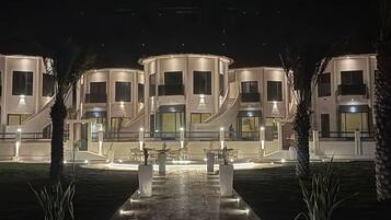 Mặt tiền nơi lưu trú - ban đêm