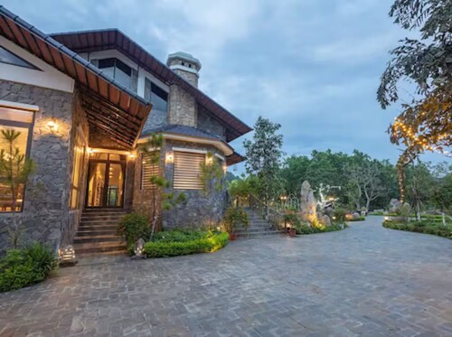 Ui Valley Chateaux Ninh Binh