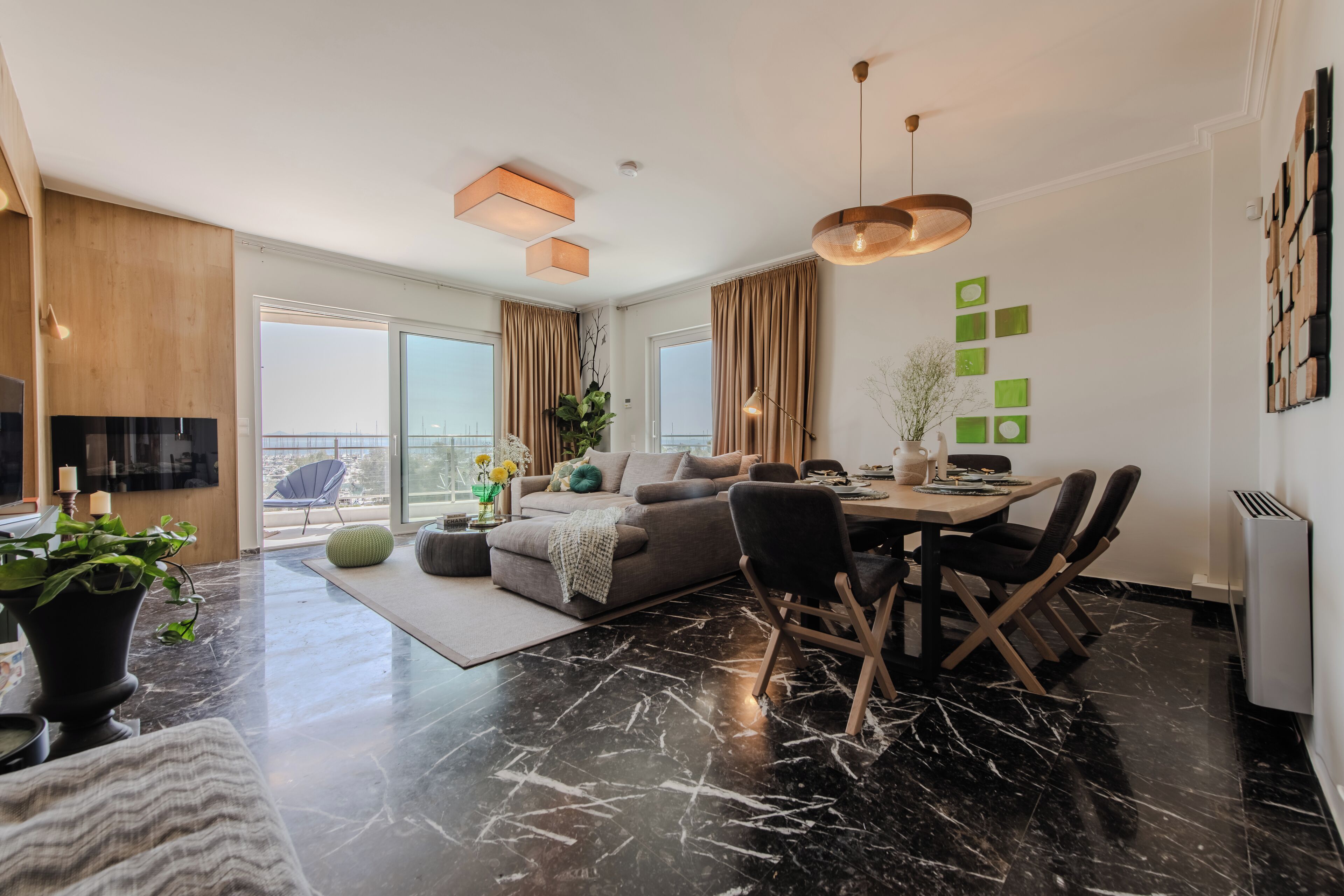 Een televisie en een open haard