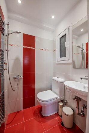 Shower, hair dryer, towels, soap - Alimos Marina Home Luxury Corner SeaView Apartment (Alimos)