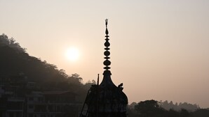 Silueta de un templo con aguja al atardecer.
