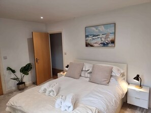 2 bedrooms, iron/ironing board, WiFi, bed sheets - Platinum Apartments by Select SA (Reading)
