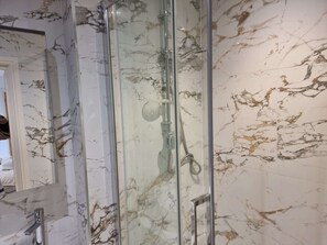 Shower, hair dryer, towels - Platinum Apartments by Select SA (Reading)