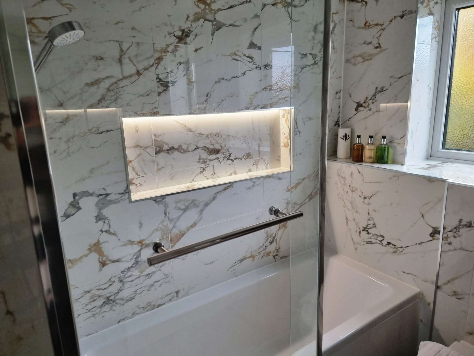Dusche, Haartrockner, Handtücher