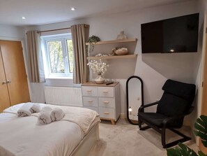 2 bedrooms, iron/ironing board, WiFi, bed sheets - Platinum Apartments by Select SA (Reading)