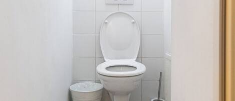 Basic Apartment | Bathroom | Shower, free toiletries, hair dryer, towels