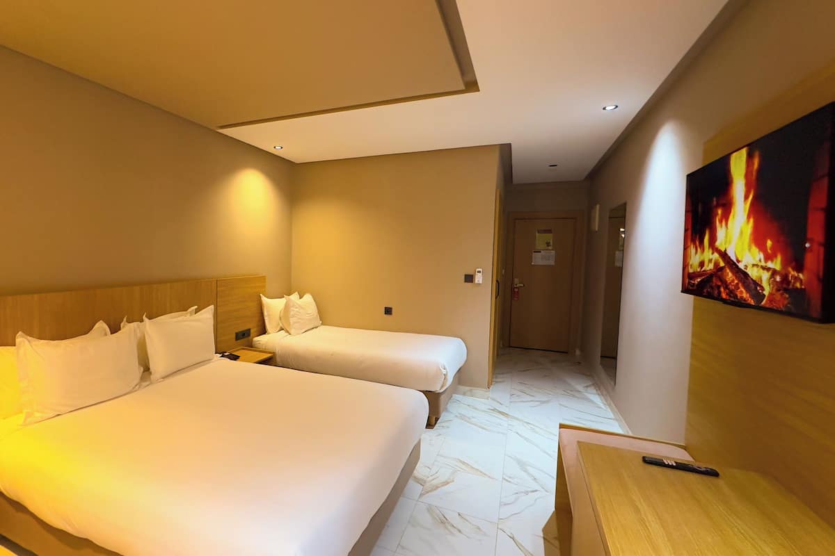 Chambre Standard Double ou avec lits jumeaux, vue piscine | Coffres-forts dans les chambres, Wi-Fi gratuit