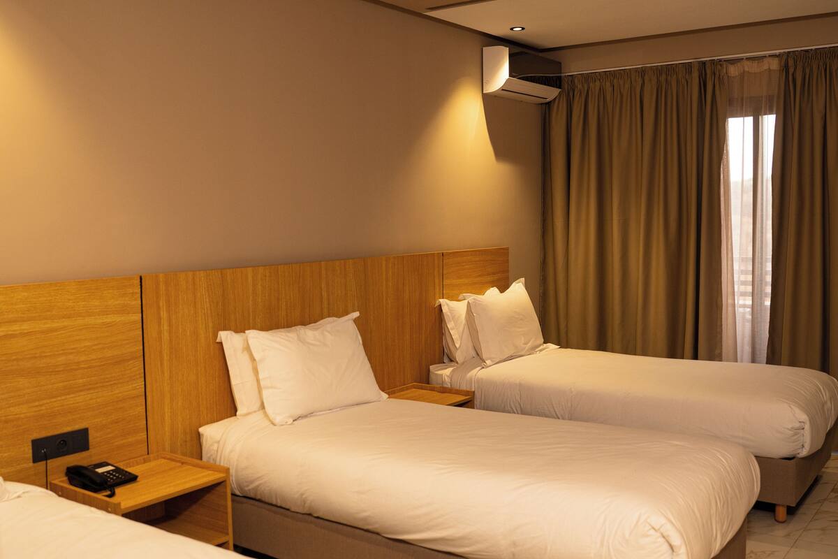 Chambre Triple Standard, vue piscine | Coffres-forts dans les chambres, Wi-Fi gratuit