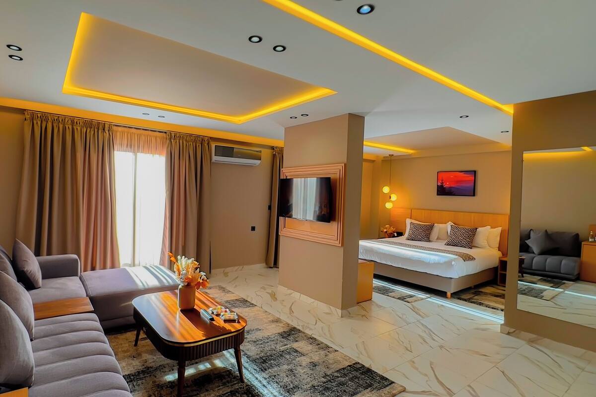 Suite Deluxe, vue piscine | Coffres-forts dans les chambres, Wi-Fi gratuit