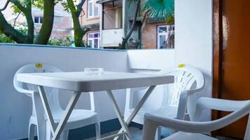 Apartment, 2 Schlafzimmer, Raucher, Balkon | Speisen im Freien