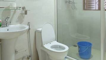 Apartment, 2 Bedrooms, Smoking, Balcony | Bathroom