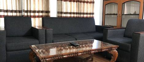 Apartment, 1 Bedroom, Smoking, Balcony | Living room