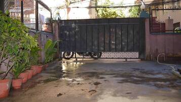 Apartment, 2 Bedrooms, Smoking, Balcony | Property grounds