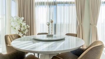 Luksus-hus - balkon - havudsigt | Spisestue