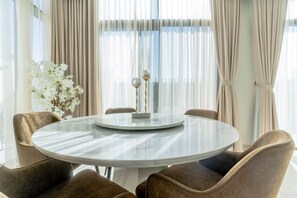 Luksus-hus - balkon - havudsigt | Spisestue