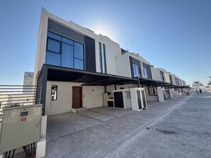 Free self parking - Luxury townhouse in Al Danah Bay  (Ras Al Khaimah)