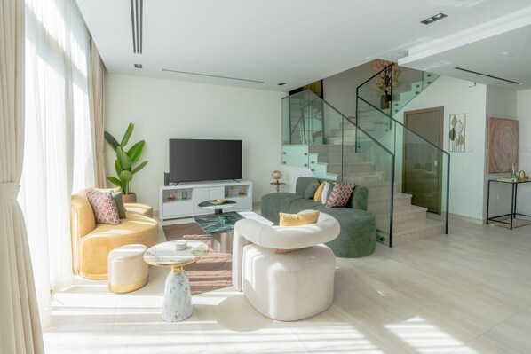 Smart TV, Netflix, streaming services - Luxury townhouse in Al Danah Bay  (Ras Al Khaimah)