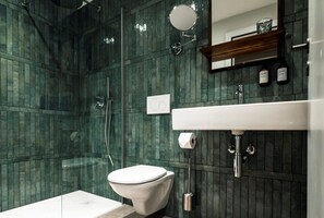 Chuveiro, produtos de toalete grátis, secador de cabelo 
